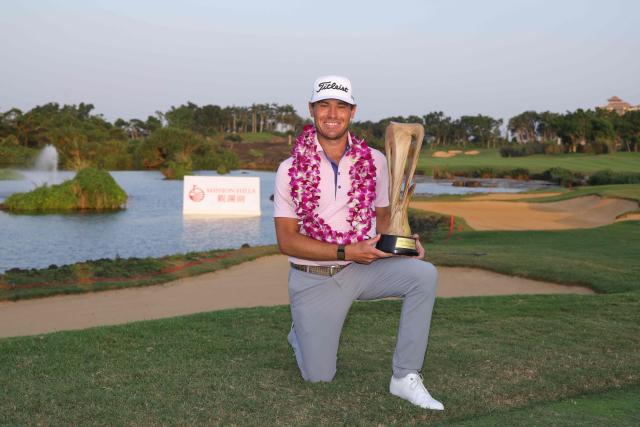 Jordan Gumberg of the US poses with the trophy after winning the DP World Tour Hainan Classic golf tournament at the Mission Hills golf course in Haikou, in China’s southern Hainan province on March 22, 2026. (Photo by CN-STR / AFP) / China OUT