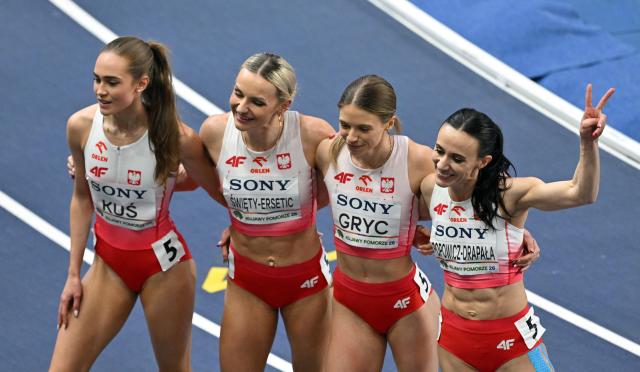 (LtoR) Poland's Anastazja Kus, Poland's Justyna Swiety-Ersetic, Poland's Anna Gryc and Poland's Marika Popowicz-Drapala celebrate after the women's 4x400 metres relay heat 1 during the World Athletics Indoor Championships Kujawy Pomorze 2026 in Torun, Poland on March 22, 2026. (Photo by Andrej ISAKOVIC / AFP)