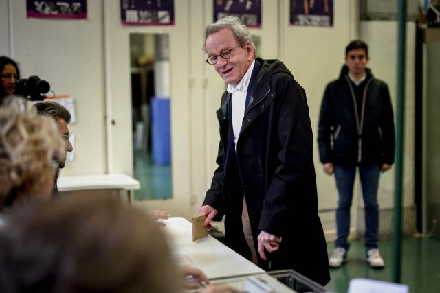 Former Mayor of Grenoble and right-wing Les Republicains (LR) party candidate for his re-election Alain Carignon prepares to vote during the second round of France's 2026 municipal elections in Grenoble, central France on March 22, 2026. (Photo by Maxime Gruss / AFP)
