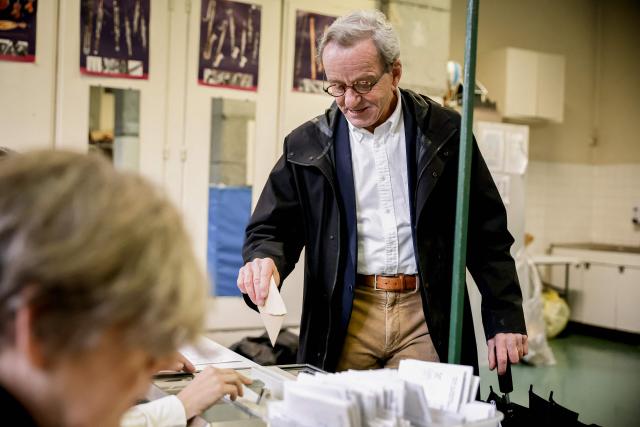 Former Mayor of Grenoble and right-wing Les Republicains (LR) party candidate for his re-election Alain Carignon casts his ballot during the second round of France's 2026 municipal elections in Grenoble, central France on March 22, 2026. (Photo by Maxime Gruss / AFP)