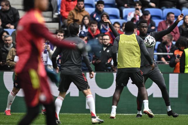 Lyon's players warm up ahead of the French L1 football match between Olympique Lyonnais (OL) and AS Monaco at the Groupama Stadium in Decines-Charpieu, central-eastern France, on March 22, 2026. (Photo by JEFF PACHOUD / AFP)