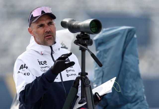 (FILES) Norway's French coach Siegfried Mazet reacts during a training session during the IBU Biathlon World Championships in Lenzerheide, on February 13, 2025. Norway's shooting coach Siegfried Mazet, who was with the French national team from 2008 to 2016, announced on March 22, 2026, in Oslo that he would return to coach the French team with a view to the 2030 Olympics in the French Alps. (Photo by FRANCK FIFE / AFP)