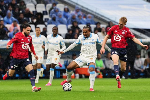 Marseille's Dutch midfielder #27 Quinten Timber (C) fights for the ball with Lille's Indonesian defender #24 Calvin Verdonk (L) and Lille's Icelandic midfielder #10 Hakon Arnar Haraldsson during the French L1 football match between Olympique de Marseille (OM) and Lille OSC at the Stade Velodrome in Marseille, southern France on March 22, 2026. (Photo by Pascal POCHARD-CASABIANCA / AFP)