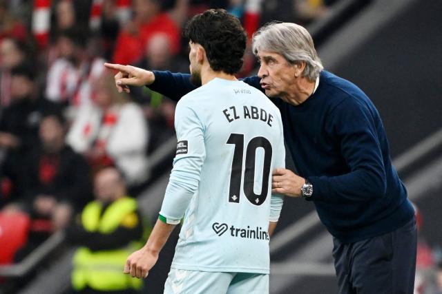 Real Betis' Chilean coach Manuel Pellegrini speaks with Real Betis' Moroccan forward #10 Abde Ezzalzouli during the Spanish league football match between Athletic Club Bilbao and Real Betis at San Mames Stadium in Bilbao on March 22, 2026. (Photo by ANDER GILLENEA / AFP)