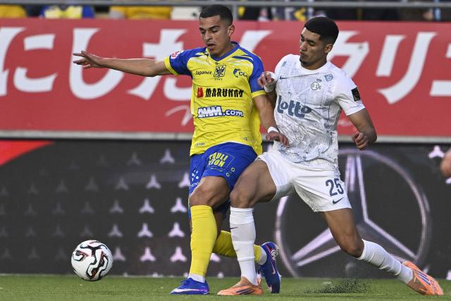 STVV's Ilias STVV's Moroccan forward #10 Ilias Sebaoui (L) vies with Royale Union Saint-Gilloise's Israeli forward #25 Anan Khalaili (R) during the Belgian ProLeague football match between Sint-Truidense VV and Royale Union Saint-Gilloise in Sint-Truiden on March 22, 2026. (Photo by Johan Eyckens / Belga / AFP) / Belgium OUT