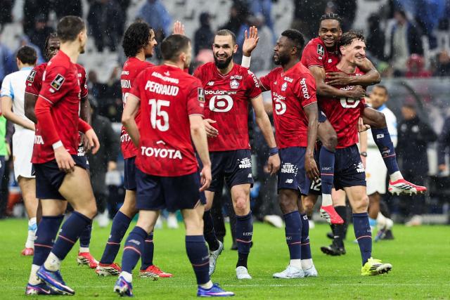 Lille's Algerian midfielder #06 Nabil Bentaleb (C), Lille's Belgian defender #12 Thomas Meunier (R) and their teammates celebrate after winning the French L1 football match between Olympique de Marseille (OM) and Lille OSC at the Stade Velodrome in Marseille, southern France on March 22, 2026. (Photo by Pascal POCHARD-CASABIANCA / AFP)
