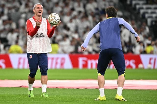 Atletico Madrid's French forward #07 Antoine Griezmann laughs as he warms up with Atletico Madrid's Argentine forward #19 Julian Alvarez (R) during the Spanish league football match between Real Madrid CF and Club Atletico de Madrid at Santiago Bernabeu Stadium in Madrid on March 22, 2026. (Photo by Javier SORIANO / AFP)
