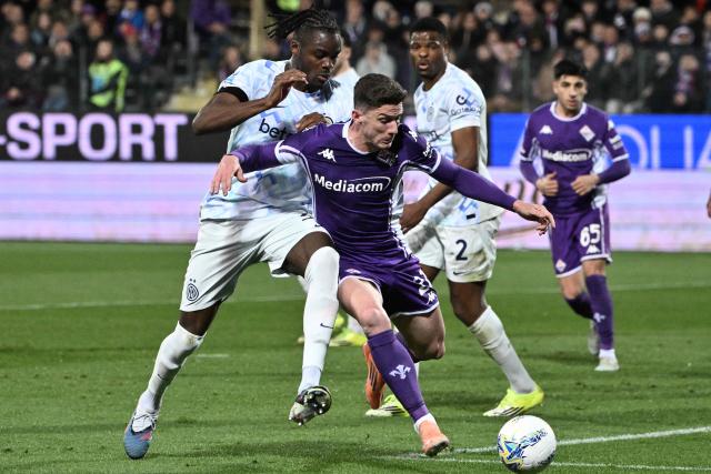 Inter Milan's German defender #31 Yann Aurel Bisseck fights for the ball with Fiorentina's German defender #21 Robin Gosens during the Italian Serie A football match between Fiorentina and Inter Milan at the Artemio Franchi Stadium in Florence on March 22, 2026. (Photo by Tiziana FABI / AFP)