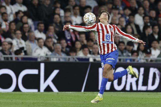 Atletico Madrid's Argentine forward #20 Giuliano Simeone controls the ball during the Spanish league football match between Real Madrid CF and Club Atletico de Madrid at Santiago Bernabeu Stadium in Madrid on March 22, 2026. (Photo by Oscar DEL POZO / AFP)