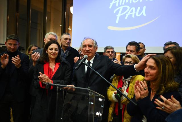 Pau's incumbent mayor and centrist MoDem mayoral candidate for re-election Francois Bayrou (C) gestures after loosing following the results of the second round of France's 2026 municipal elections in Pau, southwestern France on March 22, 2026. (Photo by GAIZKA IROZ / AFP)