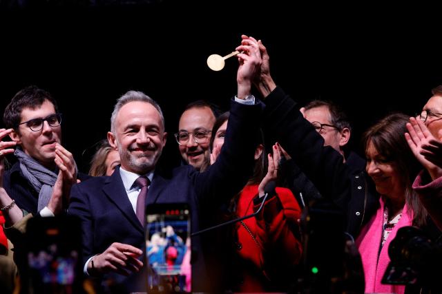 Socialist Party (PS) Member of Parliament and left wing Paris mayoral candidate Emmanuel Gregoire (L) receives the key to the Paris city hall from Paris outgoing Mayor Anne Hidalgo (R) during a gathering following the second round of France's 2026 municipal elections in Paris on March 22, 2026. Gregoire was elected Paris mayor in the French capital's municipal elections. (Photo by GEOFFROY VAN DER HASSELT / AFP)