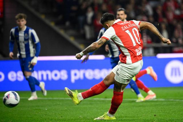 Sporting Braga's Uruguayan midfielder #10 Rodrigo Zalazar shoots to score his team's first goal during the Portuguese League football match between SC Braga and FC Porto at Municipal stadium of Braga on March 22, 2026. (Photo by Miguel RIOPA / AFP)