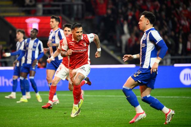 Sporting Braga's Uruguayan midfielder #10 Rodrigo Zalazar (C) celebrates after scoring his team's first goal during the Portuguese League football match between SC Braga and FC Porto at Municipal stadium of Braga on March 22, 2026. (Photo by Miguel RIOPA / AFP)