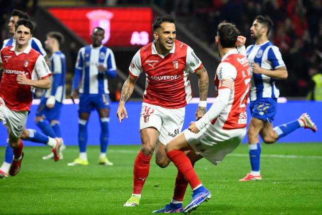 Sporting Braga's Uruguayan midfielder #10 Rodrigo Zalazar (C) celebrates after scoring his team's first goal during the Portuguese League football match between SC Braga and FC Porto at Municipal stadium of Braga on March 22, 2026. (Photo by Miguel RIOPA / AFP)