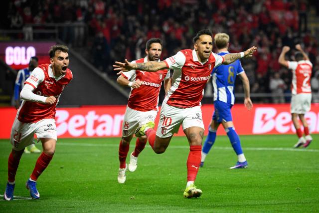 Sporting Braga's Uruguayan midfielder #10 Rodrigo Zalazar celebrates after scoring his team's first goal during the Portuguese League football match between SC Braga and FC Porto at Municipal stadium of Braga on March 22, 2026. (Photo by Miguel RIOPA / AFP)