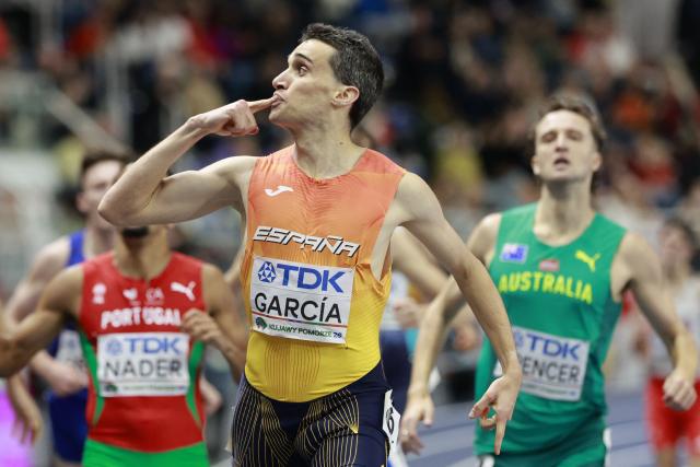 TOPSHOT - Spain's Mariano García (C) celebrates as he crosses the finish line to win the men's final 1500 metres event during the World Athletics Indoor Championships Kujawy Pomorze 2026 in Torun, Poland on March 22, 2026. (Photo by Wojtek RADWANSKI / AFP)