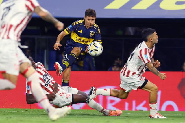 Boca Juniors' Spanish midfielder #21 Ander Herrera shoots the ball between Instituto's Colombian forward #20 Jhon Cordoba (L) and defender #44 Giuliano Cerato during the Argentine Professional Football League 2026 Apertura Tournament match between Boca Juniors and Instituto de Cordoba at La Bombonera Stadium in Buenos Aires on March 22, 2026. (Photo by ALEJANDRO PAGNI / AFP)