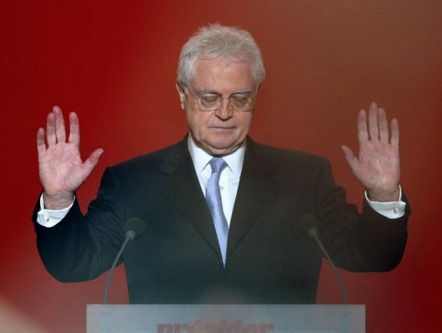 (FILES) Photo taken on April 21, 2002 in Paris, showing former French Prime Minister and socialist party PS candidate Lionel Jospin, announcing the results of the first round of the presidential election. Former socialist Prime Minister Lionel Jospin has died at the age of 88, his family announced on March 23, 2026. (Photo by Jack GUEZ / AFP)