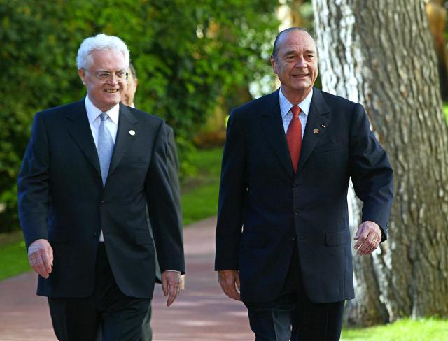 (FILES) French President Jacques Chirac (R) and Prime Minister Lionel Jospin arrive at the Palau de Congressos de Catalunya for the opening of the European Council in Barcelona on March 15, 2002. Former socialist Prime Minister Lionel Jospin has died at the age of 88, his family announced on March 23, 2026. (Photo by PATRICK KOVARIK / AFP)