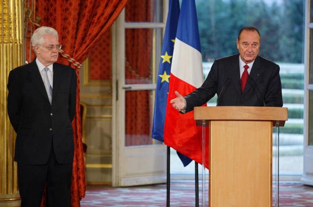 (FILES) French President Jacques Chirac delivers a speech next to Prime Minister Lionel Jospin (L) at the Elysee Palace in Paris to mark the launch of ceremonies celebrating the bicentenary of the Legion of Honour, on January 28, 2002. Former socialist Prime Minister Lionel Jospin has died at the age of 88, his family announced on March 23, 2026. (Photo by PATRICK KOVARIK / AFP)