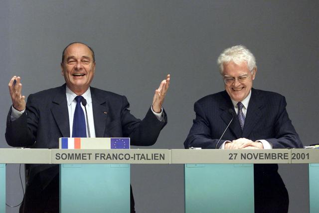 (FILES) French President Jacques Chirac (L) and Prime Minister Lionel Jospin hold a joint press conference in Perigueux at the end of the 21st French-Italian summit on November 27, 2001. Former socialist Prime Minister Lionel Jospin has died at the age of 88, his family announced on March 23, 2026. (Photo by PATRICK KOVARIK / AFP)