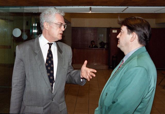 (FILES) French Socialist party first Secretary Lionel Jospin (L) speaks with Senator Jean-Luc Melenchon (R) during the Socialist party (PS) National Committee, at the National Assembly on June 08, 1996 in Paris . Former socialist Prime Minister Lionel Jospin has died at the age of 88, his family announced on March 23, 2026. (Photo by Thomas COEX / AFP)