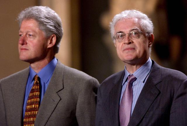 (FILES) US President Bill Clinton (L) stands with French Prime Minister Lionel Jospin (R) at the opening session  of the Conference on Progressive Governance for the 21st Century at the Salone dei Cinquecento, Room of 500, in Florence, Italy. Clinton is on a ten day, five-country European tour. Former socialist Prime Minister Lionel Jospin has died at the age of 88, his family announced on March 23, 2026. (Photo by Tim SLOAN / AFP)