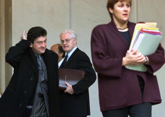 (FILES) (LtoR) Junior Minister for Vocational Education Jean-Luc Melenchon, Prime Minister Lionel Jospin and Environment Minister Dominique Voynet leave the Elysee Palace in Paris following a cabinet meeting on November 15, 2000. Former socialist Prime Minister Lionel Jospin has died at the age of 88, his family announced on March 23, 2026. (Photo by DANIEL JANIN / AFP)
