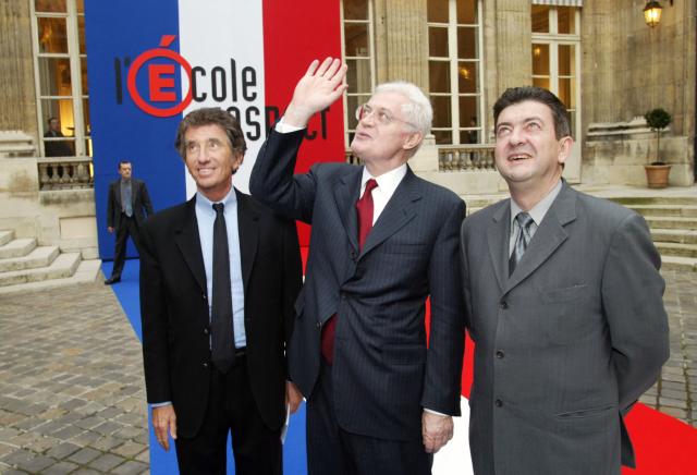 (FILES) (LtoR) Education Minister Jack Lang, Prime Minister Lionel Jospin and Junior Minister for Vocational Education Jean-Luc Melenchon arrive at the Education Ministry in Paris to meet secondary school students as part of the "respect at school" action plan on January 30, 2002. Former socialist Prime Minister Lionel Jospin has died at the age of 88, his family announced on March 23, 2026. (Photo by PHILIPPE DESMAZES / AFP)