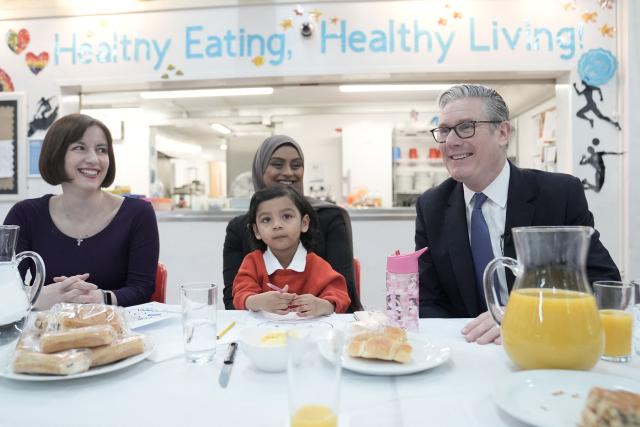 Britain's Prime Minister Keir Starmer (R) and Britain's Education Secretary Bridget Phillipson (L) pay a visit to St Paul's Church of England Primary School in southeast London on March 23, 2026, to announce further cost-of-living support for parents through an expansion of the government's school-based nurseries. (Photo by Stefan Rousseau / POOL / AFP)
