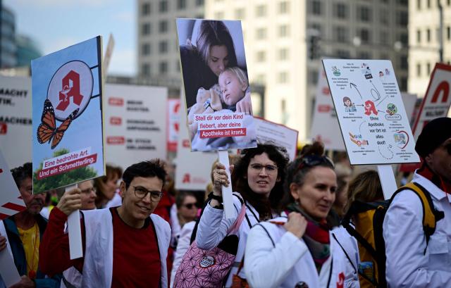 Protesters take part in a demonstration organised by the Federal Union of German Pharmacists' Associations (ABDA, Bundesvereinigung Deutscher Apothekerverbaende) on March 23, 2026 in Berlin. Pharmacists across the country staged a protest, closing their pharmacies and holding rallies to demand a pay rise. (Photo by Tobias SCHWARZ / AFP)