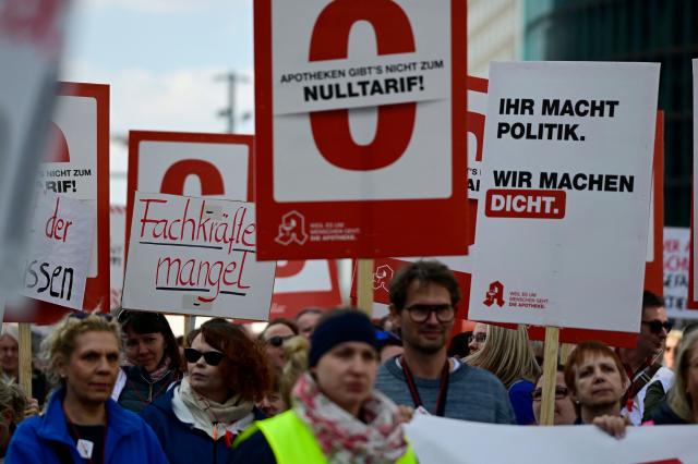 Protesters take part in a demonstration organised by the Federal Union of German Pharmacists' Associations (ABDA, Bundesvereinigung Deutscher Apothekerverbaende) on March 23, 2026 in Berlin. Pharmacists across the country staged a protest, closing their pharmacies and holding rallies to demand a pay rise. (Photo by Tobias SCHWARZ / AFP)