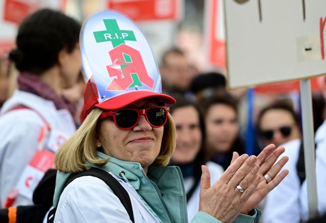 Protesters take part in a demonstration organised by the Federal Union of German Pharmacists' Associations (ABDA, Bundesvereinigung Deutscher Apothekerverbaende) on March 23, 2026 in Berlin. Pharmacists across the country staged a protest, closing their pharmacies and holding rallies to demand a pay rise. (Photo by Tobias SCHWARZ / AFP)
