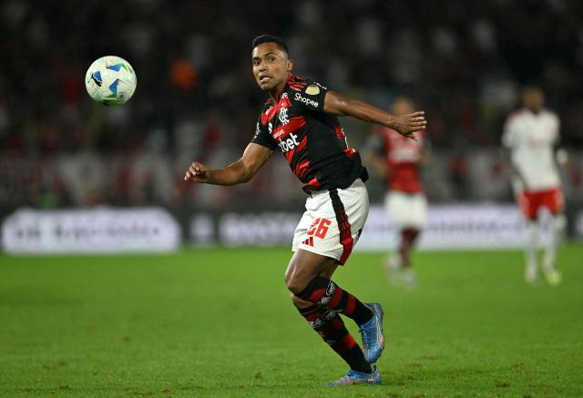 (FILES) Flamengo's defender #26 Alex Sandro controls the ball during the Copa Libertadores round of 16 first leg all-Brazilian football match between Flamengo and Internacional at the Maracana stadium in Rio de Janeiro, Brazil, on August 13, 2025. Brazil suffered another defensive loss ahead of its friendlies against France and Croatia in the United States, as Flamengo player Alex Sandro was ruled out due to injury, the Brazilian Football Confederation (CBF) announced on March 23, 2026. (Photo by Mauro PIMENTEL / AFP)