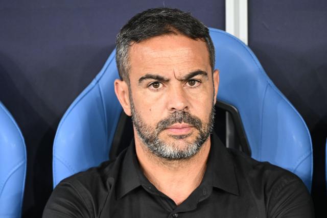 (FILES) Botafogo's Portuguese coach Artur Jorge watches from the bench during the 2024 FIFA Intercontinental Cup football match between Brazil's Botafogo and Mexico's Pachuca at Stadium 974 in Doha on December 11, 2024. Portuguese coach Artur Jorge is leaving Qatar amid the conflict in the Middle East and returning to Brazil to join Cruzeiro, the Belo Horizonte-based club confirmed on March 22, 2026. (Photo by Mahmud HAMS / AFP)