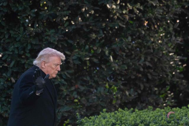US President Donald Trump waves as he walks on the South Lawn upon arrival at the White House in Washington, DC, on March 23, 2026. (Photo by Jim WATSON / AFP)