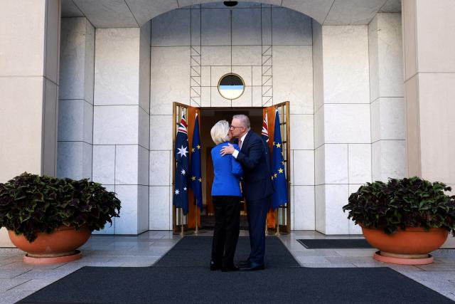 Australian Prime Minister Anthony Albanese (R) welcomes European Commission President Ursula von der Leyen for talks at Parliament House in Canberra on March 24, 2026. (Photo by DAVID GRAY / AFP)