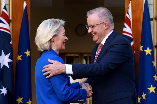 Australian Prime Minister Anthony Albanese (R) welcomes European Commission President Ursula von der Leyen for talks at Parliament House in Canberra on March 24, 2026. (Photo by DAVID GRAY / AFP)