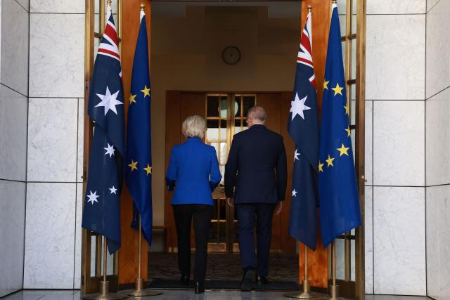 Australian Prime Minister Anthony Albanese (R) and European Commission President Ursula von der Leyen proceed to their meeting at Parliament House in Canberra on March 24, 2026. (Photo by DAVID GRAY / AFP)
