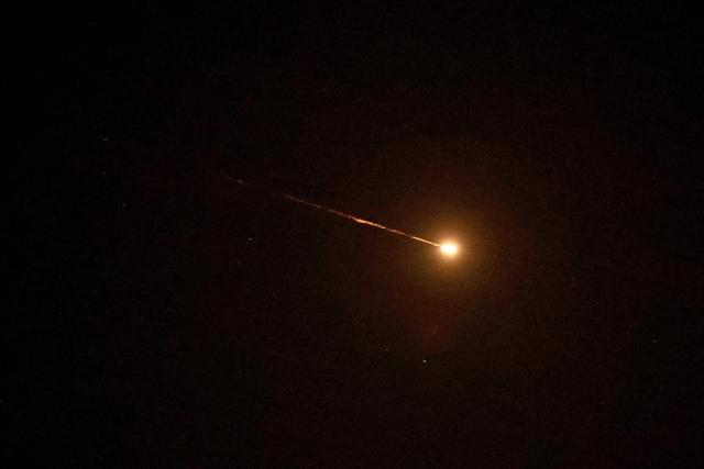 A rocket trail is seen in the sky above the Israeli coastal city of Netanya amid a fresh barrage of Iranian missile attacks on March 24, 2026. Iran launched another round of missiles towards Israel early on March 24, state television announced. (Photo by JACK GUEZ / AFP) / 