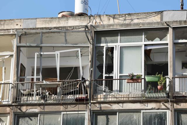 This picture shows a damaged building at the site of an Iranian missile strike in Tel Aviv on March 24, 2026. First responders said six people were injured on March 24 in Israel's commercial hub Tel Aviv, where police reported several impact sites after the military warned of incoming missile fire from Iran. Iran launched a new wave of missiles against Israel on March 24, hours after US President Donald Trump hailed "very good" talks to end the war despite Tehran denying any dialogue had taken place. (Photo by Jack GUEZ / AFP) / 