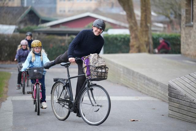 Green Left political leader Martin Lidegaard arrives with his family to cast his vote in the parliamentary election in Copenhagen on March 24, 2026. (Photo by Martin Sylvest / Ritzau Scanpix / AFP) / Denmark OUT