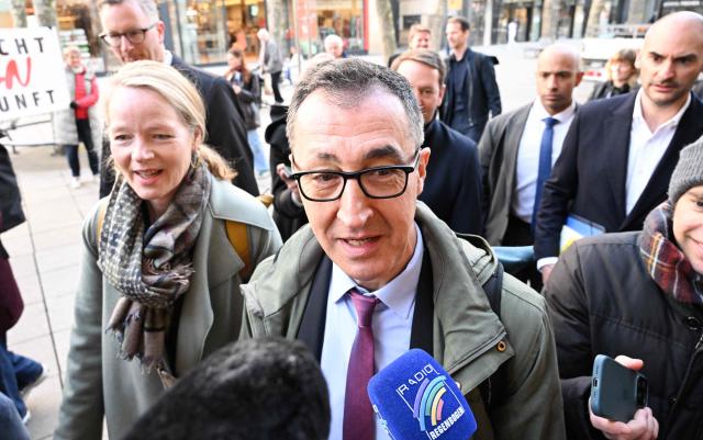 Cam Oezdemir (C) of the Greens party and winner of the state elections in Baden-Wuerttemberg, arrive with environment minister Thekla Walter,(L) for the start of the exploratory talks with the Christian Democratic Party CDU following the state elections in Baden-Wuerttemberg in Stuttgart, southern Germany, on March 24, 2026. (Photo by THOMAS KIENZLE / AFP)