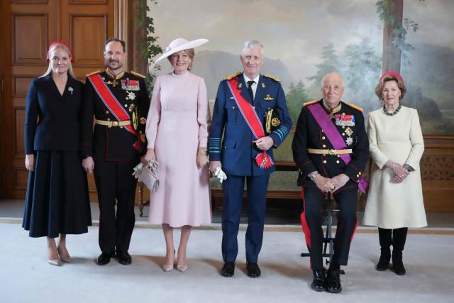 King Philippe of Belgium (3rd R), Queen Mathilde of Belgium (3rd L), King Harald V of Norway (2nd R), Queen Sonja of Norway (R), Crown Prince Haakon of Norway (2nd L) and Crown Princess Mette-Marit of Norway (L) pose for a photo in the Bird Room at the Royal Palace in Oslo, Norway during a visit of the Belgian royal couple, on March 24, 2026. (Photo by Ole Berg-Rusten / NTB / AFP) / Norway OUT