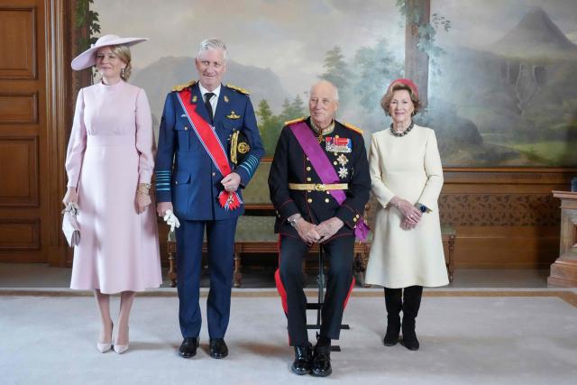 King Philippe of Belgium (2nd L), Queen Mathilde of Belgium (L), King Harald V of Norway (2nd R) and Queen Sonja of Norway (R) pose for a photo in the Bird Room at the Royal Palace in Oslo, Norway during a visit of the Belgian royal couple, on March 24, 2026. (Photo by Ole Berg-Rusten / NTB / AFP) / Norway OUT