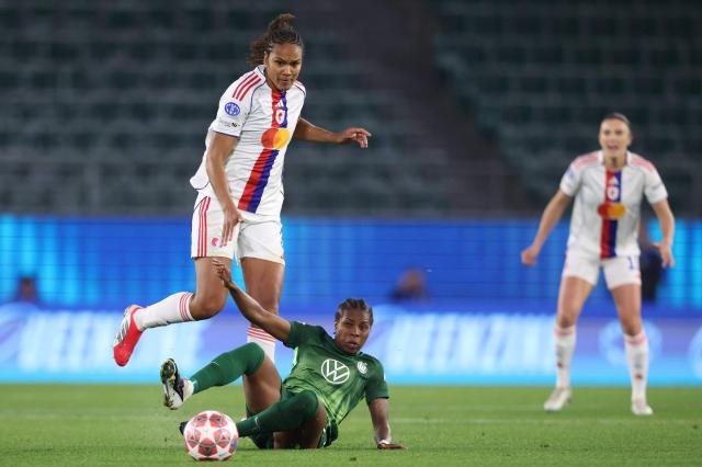 VfL Wolfsburg's Dutch forward #09 Lineth Beerensteyn and Lyon's French defender #03 Wendie Renard vie for the ball during the UEFA Women's Champions League Quarter final First Leg football match VfL Wolfsburg v Olympique Lyonnais (OL) in Wolfsburg, northern Germany, on March 24, 2026. (Photo by Ronny HARTMANN / AFP)