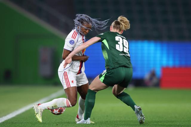 Lyon's French forward #11 Kadidiatou Diani and VfL Wolfsburg's German defender #39 Sarai Linder vie for the ball during the UEFA Women's Champions League Quarter final First Leg football match VfL Wolfsburg v Olympique Lyonnais (OL) in Wolfsburg, northern Germany, on March 24, 2026. (Photo by Ronny HARTMANN / AFP)