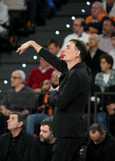 Olympiacos Piraeus' Greek coach Georgios Bartzokas gestures during the Euroleague basketball match between Valencia Basket and Olympiacos at the Roig arena in Valencia on March 24, 2026. (Photo by JOSE JORDAN / AFP)