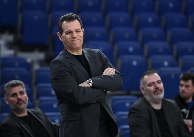 Hapoel IBI Tel Aviv's Greek head coach Dimitris Itoudis gestures during the empty-stadium Euroleague basketball match between Real Madrid Baloncesto and Hapoel IBI Tel-Aviv at the Movistar arena in Madrid on March 24, 2026. (Photo by JAVIER SORIANO / AFP)
