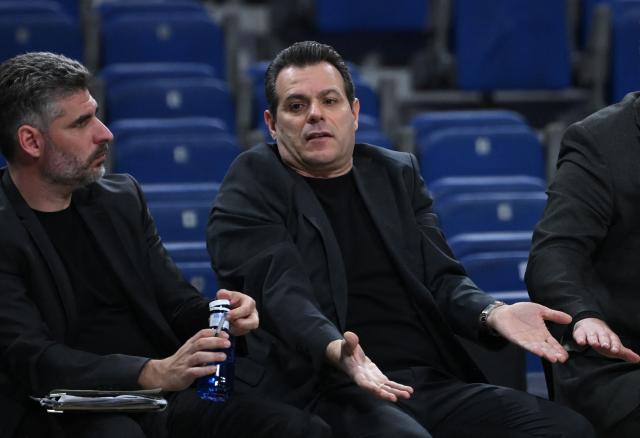 Hapoel IBI Tel Aviv's Greek head coach Dimitris Itoudis gestures during the empty-stadium Euroleague basketball match between Real Madrid Baloncesto and Hapoel IBI Tel-Aviv at the Movistar arena in Madrid on March 24, 2026. (Photo by JAVIER SORIANO / AFP)